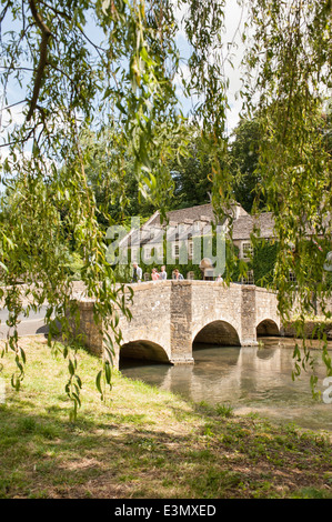 Die Brücke über den Fluss Coln & das Swan Hotel in der hübschen Cotswold Dorf Bibury, Gloucestershire, UK an einem Sommertag Stockfoto