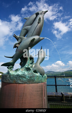 Statue von Cardigan Bay Delfine Barmouth Hafen Gwynedd Wales UK Stockfoto