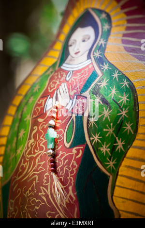 Detail der Jungfrau von Guadalupe mit einem Rosenkranz gemalt auf einem Kürbis von Linda Arias, Morelia, Mexiko. Stockfoto