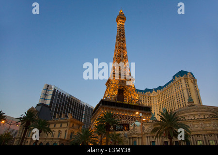 Dämmerung und der Eiffelturm Replik auf das PARIS HOTEL AND CASINO - LAS VEGAS, NEVADA Stockfoto