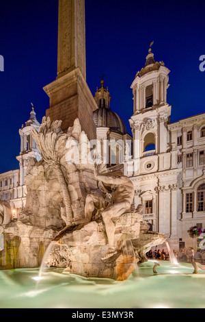 Brunnen der vier Flüsse und Sant'Agnese in Agone Kirche von Nacht, Piazza Navona, Rom, Italien Stockfoto