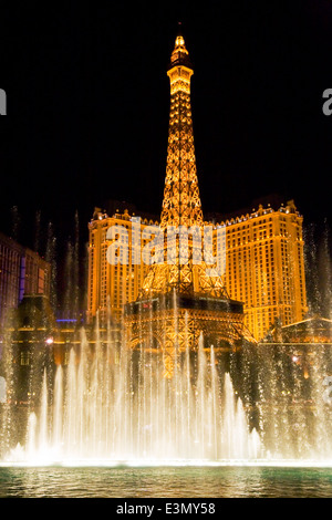 Am Abend zeigen Springbrunnen des Bellagio mit Blick auf das PARIS HOTEL AND CASINO - LAS VEGAS, NEVADA Stockfoto