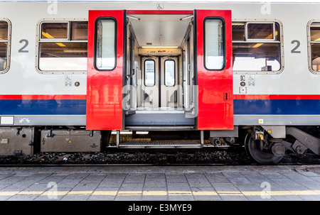 am Bahnhof warten Sie ein Zug mit offenen Türen Stockfoto