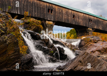 Wasserfälle unter Badewanne River Covered Bridge in New Hampshire. Die alte Brücke wird Farbe im Hintergrund an einem Herbsttag. Stockfoto