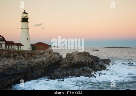 Sommer Sonne wie Portland Head Lighthouse guides Fischerboot aus Portland Harbour. Stockfoto