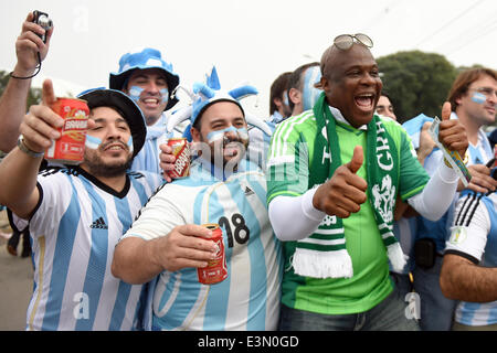 Porto Alegre, Brasilien. 25. Juni 2014. PORTO ALEGRE Brasilien -15 Jun: argentinische und Nigerianer Fans vor dem Spiel zwischen Argentinien und Nigeria, entspricht der Gruppe F der WM 2014, gespielt in der Beira-Rio-Stadion, am 25. Juni 2014. : Bildnachweis Edu Andrade/Urbanandsport/Nurphoto: Edu Andrade/NurPhoto/ZUMAPRESS.com/Alamy Live-Nachrichten Stockfoto