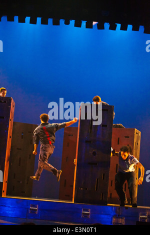 Tanz-Performance von DIAVOLO am Sonnenuntergang CENTER - CARMEL, Kalifornien Stockfoto