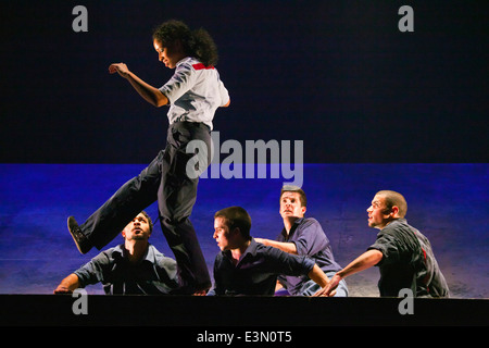 Tanz-Performance von DIAVOLO am Sonnenuntergang CENTER - CARMEL, Kalifornien Stockfoto