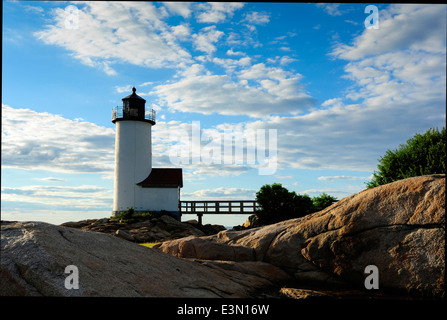 Sonnenuntergang hinter Felsen rund um Annisquam Leuchtturm in Gloucester, Massachusetts. Stockfoto