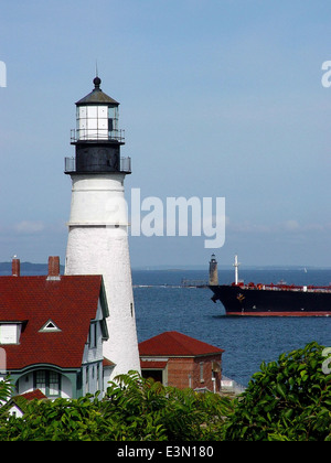 Portland Head Light guides Schiff in den Hafen von Portland in Maine. Es ist der älteste Leuchtturm in Maine und zweitälteste im Land. Stockfoto