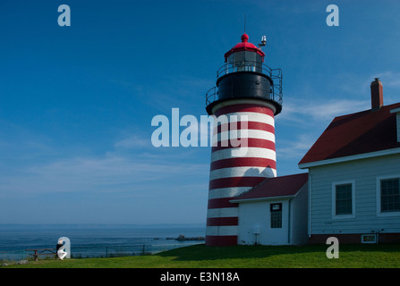 Atemberaubende Ausblicke auf West Quoddy Head Leuchtturm mit Blick auf die Bay Of Fundy unten finden die Besucher entspannen. Stockfoto