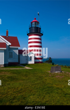 West Quoddy Head Lighthouse befindet sich innerhalb der Quoddy Head State Park System von Wanderwegen. Stockfoto