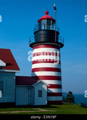 West Quoddy Head Leuchtturm liegt am östlichsten Punkt der Vereinigten Staaten. Stockfoto