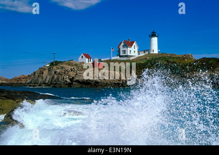 Nubble (Cape Neddick) Licht einen atemberaubenden Blick auf Wellen an der felsigen Küste in der Nähe. Stockfoto