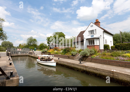 Ein Boot in Benson Lock, mit Schleusenhaus, Themse, Benson Oxfordshire, England, Großbritannien Stockfoto