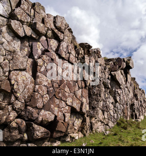 Ausgesetzt ausgehöhlt Felswand Deich von magmatischen Paläogen basalt Intrusion, Rubha eine Dunain, Isle of Skye, Schottland, Großbritannien Stockfoto