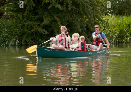 Eine Familie mit einem Sommerurlaub Rudern mit dem Boot auf der Themse in Oxfordshire, England, Großbritannien Stockfoto