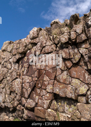 Ausgesetzt ausgehöhlt Felswand Deich von magmatischen Paläogen basalt Intrusion, Rubha eine Dunain, Isle of Skye, Schottland, Großbritannien Stockfoto