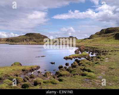 Ufer des Loch Na h-Datenlinkstandard mit Vorgebirge Wallburg hinaus Rubha ein Dunain Landzunge, Glenbrittle, Isle Of Skye, Schottland Stockfoto