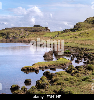 Ufer des Loch Na h-Datenlinkstandard mit Vorgebirge Wallburg hinaus Rubha ein Dunain Landzunge, Glenbrittle, Isle Of Skye, Schottland Stockfoto