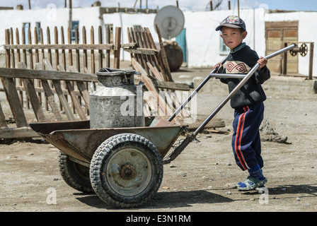 Jungen tragen von Wasser auf eine Schubkarre, Karakul See, Pamir Highway, Tadschikistan Stockfoto