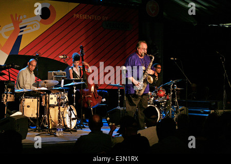 JOE LOVANO mit uns fünf führt beim MONTEREY JAZZ FESTIVAL 2009 - CALIFORNIA Stockfoto