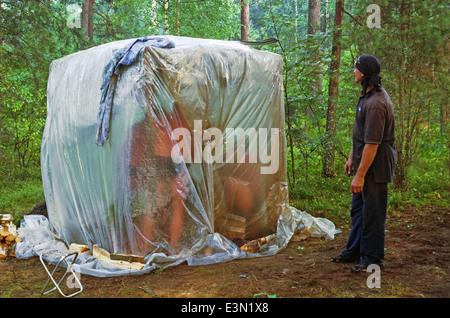 Reisen Sie Bad-Sauna im Wald in der Nähe Fluss. Stockfoto