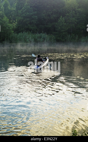 Reisen Sie Bad-Sauna im Wald in der Nähe Fluss. Entspannen Sie im Fluss nach Sauna Kanu. Stockfoto