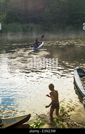 Reisen Sie Bad-Sauna im Wald in der Nähe Fluss. Im Fluss nach Sauna entspannen. Stockfoto