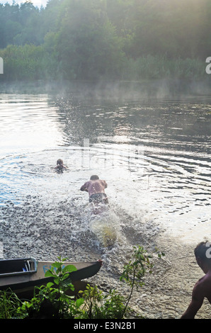 Reisen Sie Bad-Sauna im Wald in der Nähe Fluss. Im Fluss nach Sauna entspannen. Stockfoto