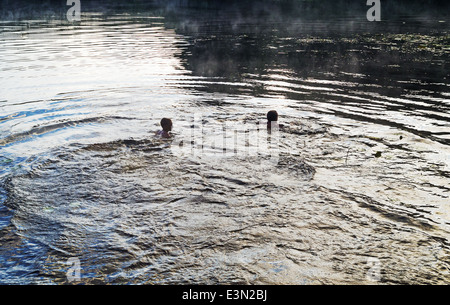 Reisen Sie Bad-Sauna im Wald in der Nähe Fluss. Im Fluss nach Sauna entspannen. Stockfoto