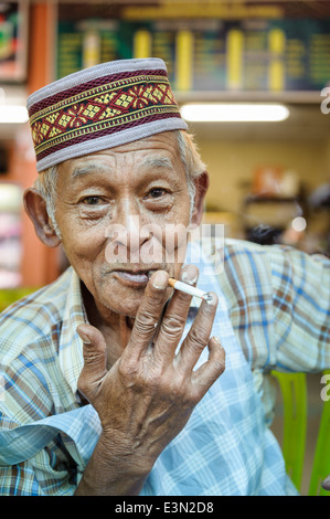 Porträt eines alten Mannes, Rauchen, Cameron Highlands, Malaysia. Stockfoto
