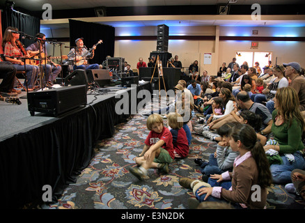 PETE SEEGER preforms für Kinder beim MONTEREY JAZZ FESTIVAL 2009 - CALIFORNIA Stockfoto