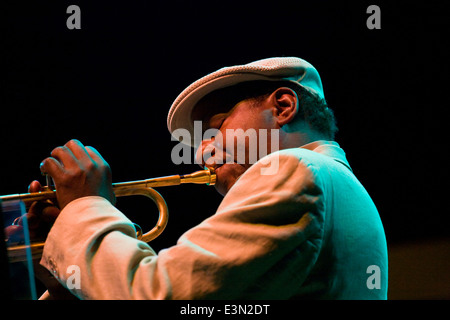 Trompeter für ESPERANZA SPALDING führt beim MONTEREY JAZZ FESTIVAL 2009 - CALIFORNIA Stockfoto