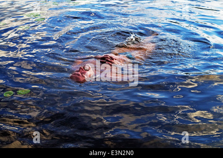 Reisen Sie Bad-Sauna im Wald in der Nähe Fluss. Im Fluss nach Sauna entspannen. Stockfoto