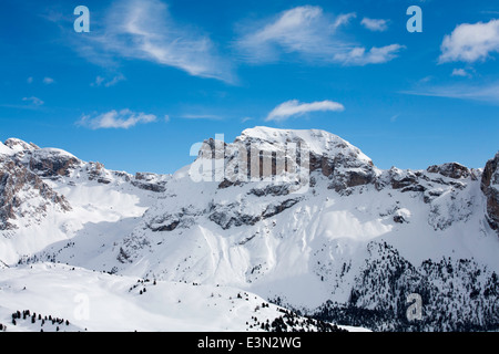 Dramatische Klippen Gesichter Muntejela Mont De Stevia über Selva Val Gardena Winter Dolomiten winter Stockfoto