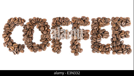 Kaffee-Zeichen gemacht von Kaffeebohnen isoliert auf weißem Hintergrund Stockfoto