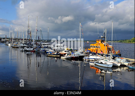 RNLI-Rettungsboot, kleinen Handwerksbetrieben und Yachten vertäut am Foyle Marina, Derry, Londonderry, Nordirland Stockfoto