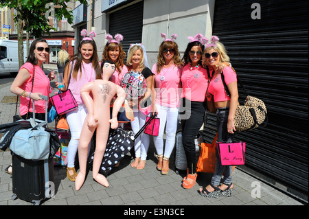 Mädchen, gekleidet in Pink mit Spielzeug, sprengen an einem Junggesellinnenabschied Wochenende in Derry, Londonderry, Nordirland Stockfoto