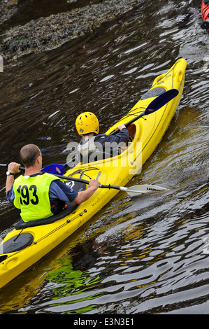 Vater und Sohn paddeln Kanu auf dem Fluss Foyle, Derry, Londonderry, Nordirland Stockfoto