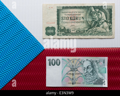 Alte Banknote 100 Kčs von 1961 im Vergleich zu den tatsächlichen gültig 100 Kč Stockfoto
