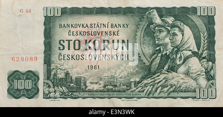 Alte Banknote 100 Kčs von 1961 im Vergleich zu den tatsächlichen gültig 100 Kč Stockfoto