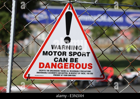 Warnschild "Motorsport kann gefährlich sein" Stockfoto