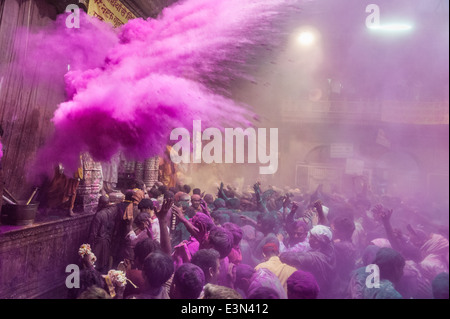 Menschen feiern Holi Festival 2014 Vrindavan, Indien. Stockfoto