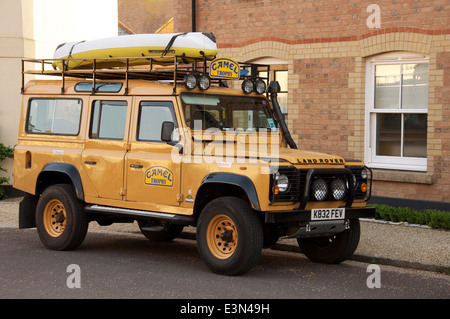 Ein Camel Trophy Land Rover Defender. Ein robuster Geländewagen würdevoll in einer ruhigen Vorstadt Straße in Poundbury, Dorset, England, Vereinigtes Königreich geparkt. Stockfoto