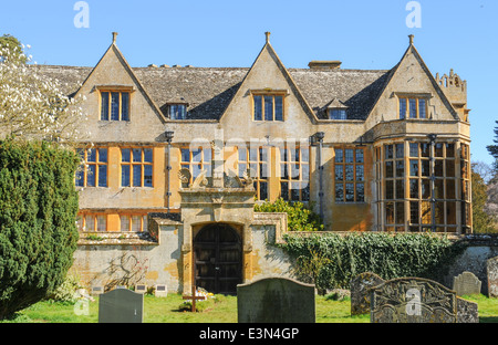 Der Rückseite des Hauses in Stanway, einem traditionellen englischen Herrenhaus im Herzen der Cotswolds, Gloucestershire, England Stockfoto