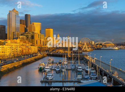 Seattle, WA Seattle Waterfront an der Bell Street Harbor Marina und die Skyline der Stadt, Sonnenuntergang Stockfoto