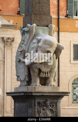 Obelisk von Minerva mit Berninis Elefant in Rom, Italien Stockfoto