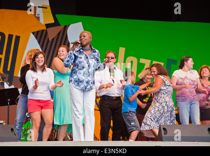 ANGELIQUE KIDJO singt ein Duett mit DIANNE REEVES auf der Jimmy Lyons Bühne - 2010 MONTEREY JAZZ FESTIVAL, CALIFORNIA Stockfoto