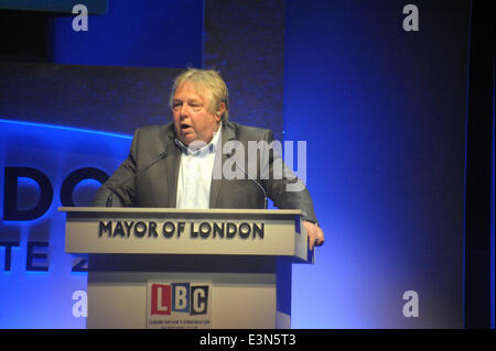 London, UK, 26. Juli 2014, Bürgermeister von London Boris Johnson konfrontiert harte Befragung von einem vollen Haus Publikum am Indigo Veranstaltungsort in der O2 mit Radio-Talkshow-Moderator Nick Ferrari zwingt ihn, in der State of London Debatte klare Antworten geben. Bildnachweis: JOHNNY ARMSTEAD/Alamy Live-Nachrichten Stockfoto